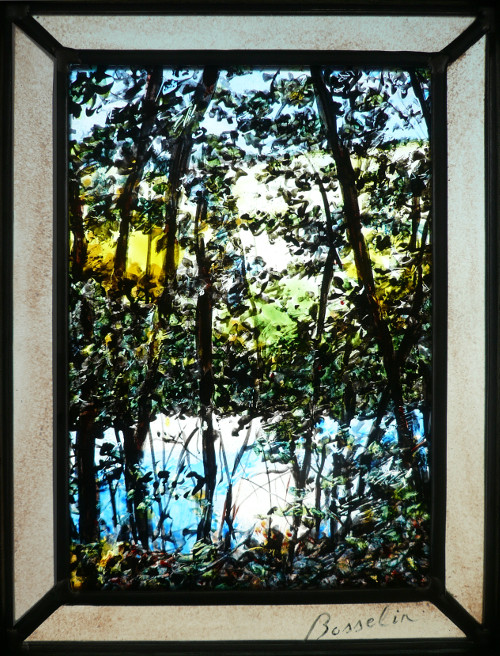 sous-bois en  Mayenne, le long de la rivière Oudon, vitrail (stained glass) de Bosselin peintre verrier à Fécamp, Normandie, pays de caux, côte d' Albatre